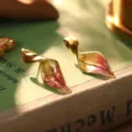 Nahaufnahme von französischen Vintage-Ohrringen aus Blattgold mit roter Emaille - Goldenes Blatt Rote Emaille (28150B)