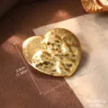 Vue détaillée d'un bijou vintage en forme de cœur doré avec relief d'ange et dimensions - Style Relief Ange (E4-21162-BR-3500)