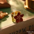 Détail montrant les dimensions et le poids de la bague fleur en émail doré vintage - Bague Ouverte Grande Fleur en Émail Rouge Foncé (1-4414B-5800)