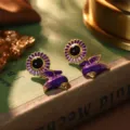 Détail rapproché de boucles d'oreilles vintage fleur et oiseau en émail violet - Boucles d'Oreilles Pendentif Oiseau Tournesol Émail Violet Foncé (2-22185E-8200)