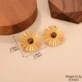 Détail de boucles d'oreilles vintage plissées dorées avec pierre d'œil-de-tigre. - Style Disque Plissé (E4-19121D-5000)