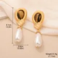 Vue détaillée de boucles d'oreilles rétro en or avec œil de tigre et perles en poire - Boucles d'Oreilles Longues Perle Artificielle Oeil de Tigre (E4-20158D-6500) / Or