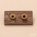 Détail de boucles d'oreilles œil de tigre vintage, taille 1cm et poids 3.9g indiqués - Bordure en Relief Arrondie (2-25170A-4800)
