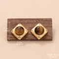 Vue détaillée de boucles d'oreilles carrées dorées avec pierre d'oeil de tigre brune - Cadre en Métal Carré avec Diamants (2-25332B-5500)