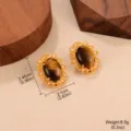 Détails de boucles d'oreilles vintage en œil de tigre avec de fines dorures et perles. - Style Floral Perle (E4-19547A-6000)