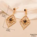Vue détaillée de boucles d'oreilles vintage en œil de tigre avec dimensions et poids. - Boucles d'Oreilles Pendantes Losange Strass Oeil de Tigre (E4-20246C-6500) / Or