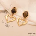 Vue macro détaillée des boucles d'oreilles cœur en pierre d'œil de tigre avec mesures - Style Pendentif Coeur Creux Oeil de Tigre (E4-20828D-5800) / Or