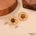Pendientes vintage de ojo de tigre con perlas, mostrando la medida de 2,2 cm de diámetro. - Disco de Perlas en Espiral (E4-20122C-5000)