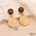 Détails des boucles d'oreilles vintage dorées avec pierre œil de tigre et dimensions - Boucles d'Oreilles Pendantes Relief Pièce Oeil de Tigre (E4-21592-6000) / Or