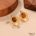 Detalle macro de pendientes vintage de ojo de tigre con medidas de tamaño y peso - Estilo Martillado Irregular (E4-20845B-4500)