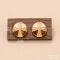 Vue détaillée de boucles d'oreilles marron style Maillard avec motif de croix - Relief de Croix Vintage (E4-20584B-4800)