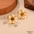 Detailansicht goldener Vintage-Ohrringe mit Tigerauge-Stein, Perlen und Kristallen. - Wellenscheibe Strass Stil (E4-21389B-7500)