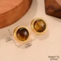 Detail der 1,5 cm großen Vintage-Ohrstecker aus Tigerauge mit Goldrand, 7,7 g - Vintage Metallrand Runder Stil (E4-21425A-5500)