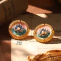 Détail montrant des boucles d'oreilles émail Monet, diamètre 2,6 cm avec perles - Boucles d'oreilles clous / Disque de Peinture à l'Huile Coloré (E4-21814B)