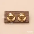 Vue détaillée de boucles d'oreilles rétro de style Maillard sur support en bois. - Style de Gâteau Rond Épissé (N6-13184-EB-4500)