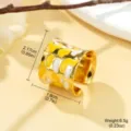 Vue détaillée d'une bague en émail doré avec dimensions et poids de 6,5 g indiqués - Style Large Bande Texturée (1-4970A-4600)