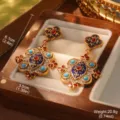 Makro-Detailansicht von Vintage-Ohrringen im Palaststil mit Größen- und Gewichtsangaben. - Vintage Gold Palast Emaille Stil (E4-23171-8500)