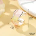 Vue détaillée d'une bague ouverte texturée avec émail rose et dimensions. - Style de Texture de Vague (1-4975-4500)