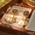 Close-up detail of vintage gold shell drop earrings with size and weight labels - Vintage Gold Starfish Shell Style (E4-23198A-6500)