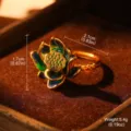 Vue macro d'une bague lotus en émail vintage avec dimensions 1,7x2,1 cm et poids de 5,4 g - Bague Ouverte Lotus (1-4129-4800) / Contraste Bleu et Vert
