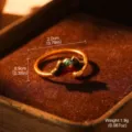 Détail d'une bague vintage dorée avec accent en émail arc-en-ciel et mesures - Bague Ouverte Nuage Arc-en-Ciel (1-4229A-3500) / Or