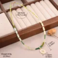 Gedetailleerde maten van een groene en crème kralenketting met een gouden ster. - Frisse Ster Ruit Ronde Hanger Stijl (5-4651-9800)