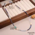 Detailweergave van kralenketting met blauwe stenen, parels en gewichtsspecificaties - Donkerblauw Lapis Rechthoekige Steen Stijl (5-4710A-13000)