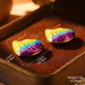 Vue détaillée des boucles d'oreilles vintage en émail style arc-en-ciel coloré - Boucles d'Oreilles Vagues Stéréoscopiques (2-27656-5900) / Couleurs arc-en-ciel contrastées