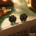 Detailansicht schwarzer Blumen-Ohrstecker mit genauen Maßen und dem Artikelgewicht - Schwarze Emaille Blühende Blume Ohrringe (E4-23103B-4500)