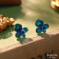 Makro-Detailansicht von blauen Vintage-Ohrsteckern mit Größen- und Gewichtsangaben - Blau-Grün Verlauf Emaille Blume Ohrringe (E4-23108B-3000)