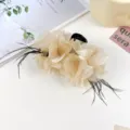 Elegante handgemaakte haarklem met stoffen bloemen en veren voor chique kapsels - Champagne met zwarte veer