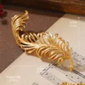 Elegant vintage gold feather brooch displayed with precise size and weight measurements - Vintage Feather Style (BR1-2663-5500) / Gold
