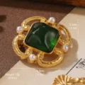 Vintage geometric flower brooch with green gem and pearls in gold finish. - Vintage Square Emerald Style (E4-19023-BRB-4800) / Green
