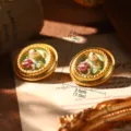Gros plan de boucles d'oreilles vintage avec perles et design style peinture à l'huile. - Boucles d'oreilles clous / Tulipe Vert Clair (E4-21842)
