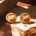 Vue détaillée des boucles d'oreilles en émail vintage de 2,3 cm avec tulipes perles - Boucles d'oreilles clous / Tulipe Orange Rose (E4-21813A)
