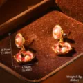 Gros plan détaillé de boucles d'oreilles vintage en émail avec perles et mesures - Style Floral Irrégulier Émail Rose (26998)