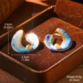 Vue détaillée de boucles d'oreilles rétro en émail bleu avec perle et dimensions - Style Perle Émaillée Dégradé Bleu Blanc (27036)
