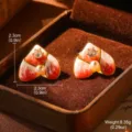Détail des boucles d'oreilles cœur vintage en émail français avec perle et dimensions - Style Cœur Zirconia Dégradé Rouge Blanc (27658)