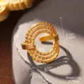 Detailansicht eines vintage goldenen geometrischen offenen Rings mit Maßen - Mehrschichtiger Ovaler Stil (STR-0033-1800) / Gold