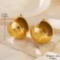 Detailansicht goldene Edelstahl-Ohrringe im Kuppel-Design mit Größenangaben - 大号扣合半球款(STE-BC0599-7000)