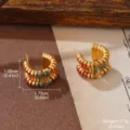Detailansicht der vintage französischen handbemalten goldenen C-Ohrringe mit Maßen - C-förmige 3D-Spiraltextur (2-25453B-8200)