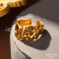 Detailansicht der Hammerschlagstruktur und Abmessungen dieses goldenen Vintage-Rings - Retro Gehämmerter Stil (STR-0034-1800) / Gold / 0.0
