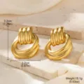 Nahaufnahme von klobigen, goldfarben gefalteten Edelstahl-Ohrringen mit Maßangaben. - 扭曲波纹褶皱款(STE-BC0609-5400)