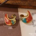 Detaillierte Ansicht französischer handbemalter Ohrstecker mit Größen- und Gewichtsangaben - Spiralförmiger Gebogener Handbemalter Stil (2-25646D-7200)