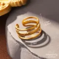 Detailansicht eines vintage goldfarbenen Edelstahlrings mit Maßangaben in Zentimetern - Mehrlagiger Gehämmerter Geometrischer Stil (STR-0040-1800) / Gold