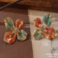 Detailansicht mit Maßen und künstlerischem handbemaltem Blumenmuster der Ohrringe - 3D Blumen Strass Eingelegter Stil (2-25756E-7000)