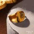 Detailansicht des goldenen geometrischen Rings mit Größen- und Gewichtsangaben - Unregelmäßiger Texturierter Stil (STR-0046-1800) / Gold