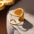 Nahaufnahme eines goldenen geometrischen Edelstahlrings mit Maßen im Retro-Stil. - Weit Offener Gehämmerter Stil (STR-0052-1800) / Gold