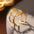 Detailaufnahme eines goldenen geometrischen Vintage-Rings mit Maß- und Gewichtsangaben. - Mehrlagiger Durchbrochener Linienstil (STR-0056-1800) / Gold