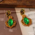 Vintage Ohrhänger im französischen Hofstil mit grünen Steinen und goldenen Details - Grüne Ovale Hohle Ohrhänger (E4-19531C-8500)